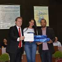 Larissa de Abreu Gimenes recebendo seu prêmio