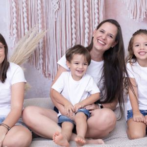 Carla Londero e seus filhos  "Ser mãe é carregar no coração um amor que não conhece limites". 