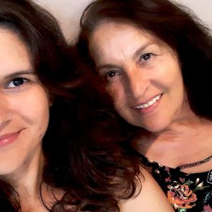 Simone de Miranda e sua mãe Ana Janete de Oliveira - "É a força de ser única e nunca nos deixar só, da presença até ausente, a força de ser maior, a força de um laço e a segurança de um nó" (Bráulio Bessa)
