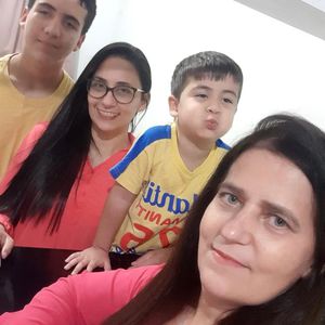 Karine de Souza Santos com sua mãe e seus filhos