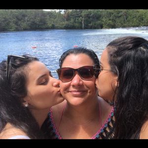 Tania Maria Alves de Abreu Gimenes e suas filhas Loiane e Larissa